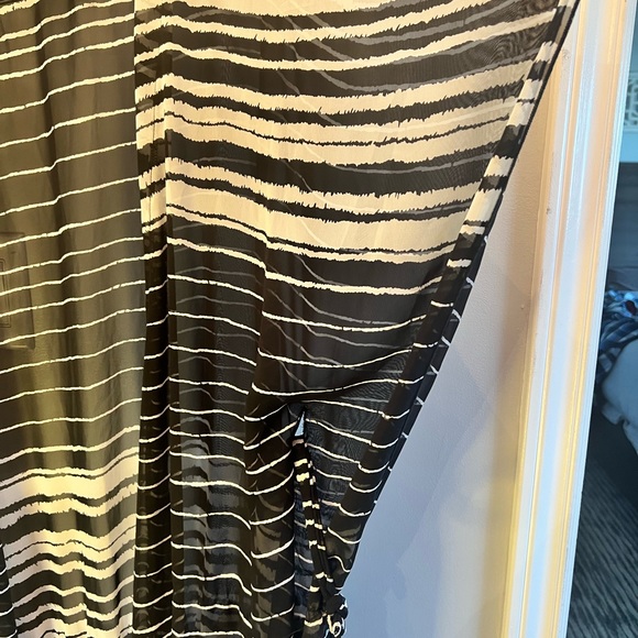 Suzy Shier black and white kimono with fringed hemline - Picture 3 of 4